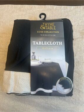 Thyme & Table Luxe Collection 70” Round Black & Gold Tablecloth – New